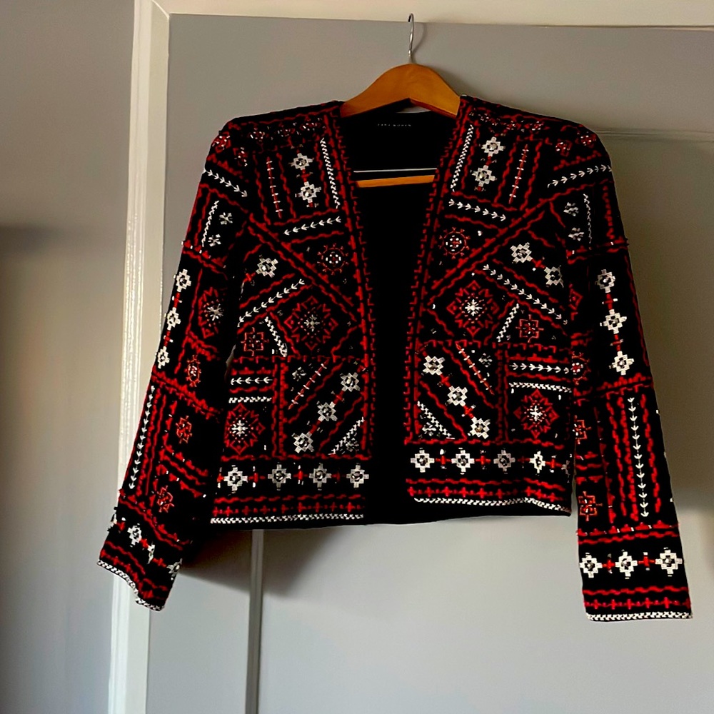 Cropped jacket with tasteful embroidery